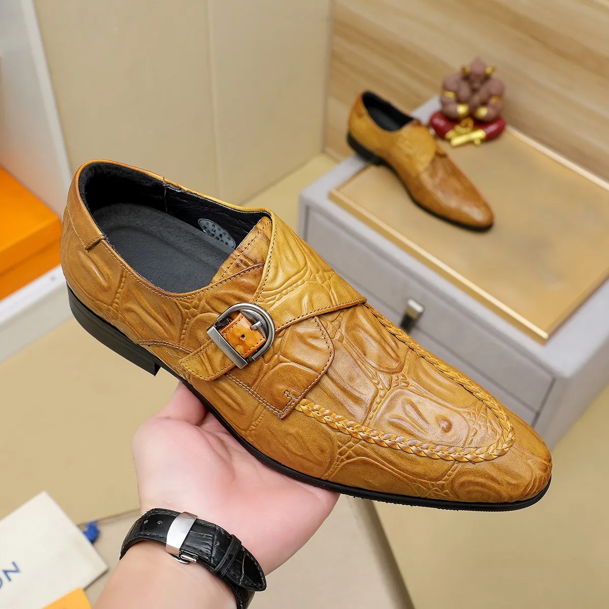Men's shoes 💰540 💰 Louis Vuitton LV ® Autumn and Winter 🆕 models 🔛Full shoe counter First layer cowhide, 🐂leather lining casual shoes for men, super soft outsole, essential for driving. Counter synchronized original first layer cowhide completely 1:1 mold customization 🌹Top version, 2 colors optional! Number: 38-45 (37.46. Customized)